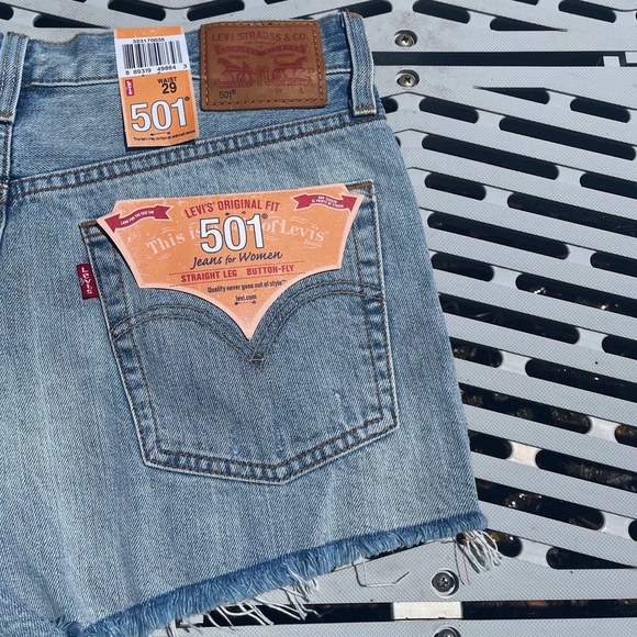 NWT Levi’s Straight Leg Button Fly Shorts 29 - Picture 5 of 6